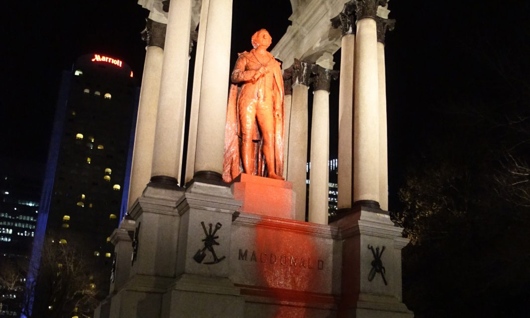 Monument raciste et colonial à John A. Macdonald défiguré à Montréal (avec vidéo et photos)