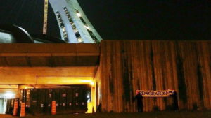 Banderole raciste d'Atalante déployée au Stade olympique en août 2017.