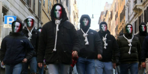 Militant-e-s de CasaPound masqué-e-s.