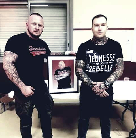 Romain, ancien militant de 3e Voie, et Raphaël Lévesque. Notons le t-shirt Skrewdriver.