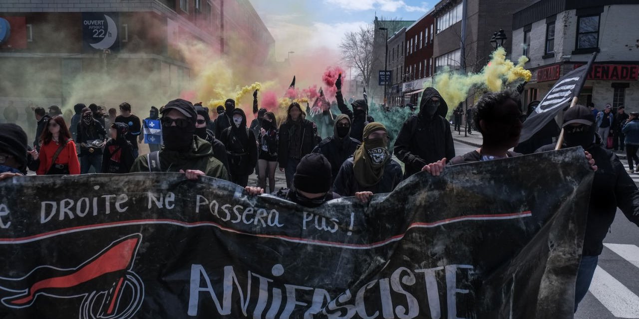 “Blue Wave” hits a wall in Montreal : antifascists force a nationalist identitarian demonstration to hide (yet again) behind the police