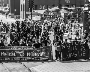  La contre-manifestation antiraciste occupe la place devant le café Frida, où la Vague bleue 2 avait prévu de faire aboutir sa marche. Crédit photo: Annie Ouellet