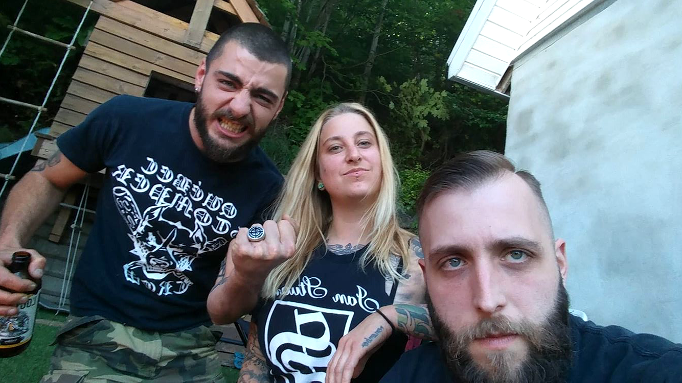  Louis Fernandez, bière à la main, avec Roxanne Baron et Jonathan Payeur, au nouveau domicile de Raphaël Lévesque, en juin 2019.