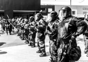 La Sûreté du Québec bloque le chemin à la contre-manifestation antiraciste dès le départ. Crédit photo: Annie Ouellet