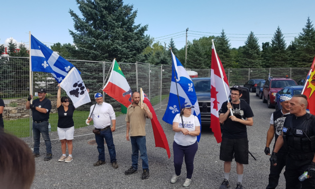 Quelques dizaines de « patriotes » québécois s’associent à des néonazis et ultranationalistes Canadiens pour manifester contre les immigrant-e-s à Lacolle