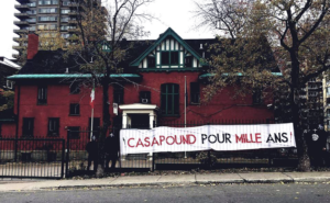 Banderole d'Atalante en soutien à CasaPound devant le consulat général d'Italie à Montréal, le 30 octobre 2018.