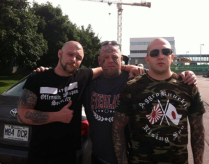 John Young (à gauche), des 211 Boot Boys et de l'entourage d'Offensive Weapon, a plaidé coupable pour voies de fait en juillet 2017, à New York. Ici en compagnie de Raphaël Lévesque.