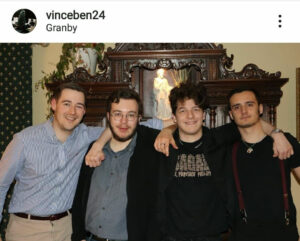  Étienne Dumas, du Mouvement Tradition Québec, prend la pause avec Jason Mc Nicoll Leblanc, Vincent Benatar et Alexi Larose, du Front canadien-français.