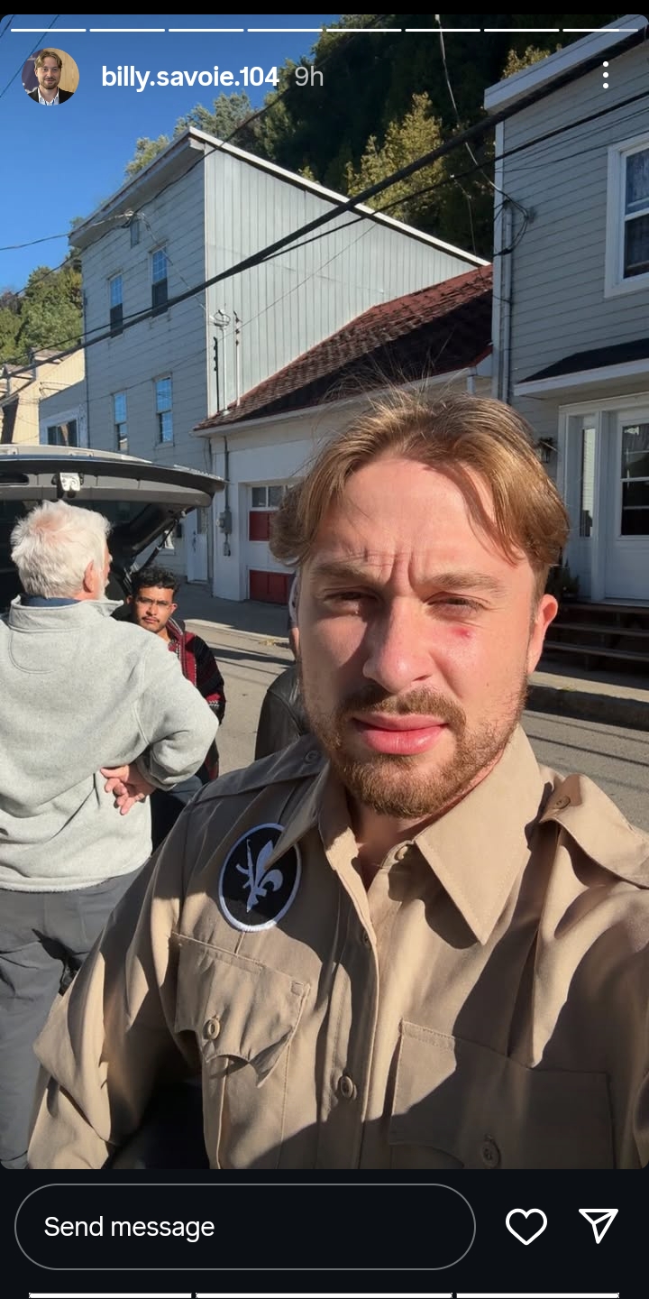 Billy Savoie arbore fièrement sa chemise brune et son écusson "Patriote".