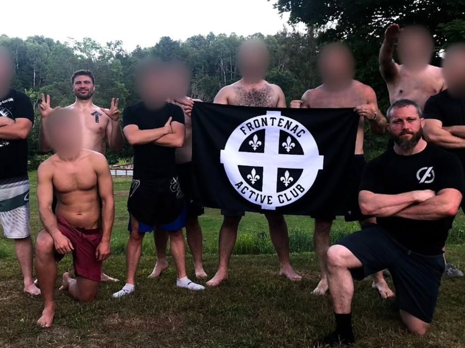 Photo affichée sur la chaîne Telegram du Frontenac Active club le 22 août 2025. Raphaël Dinucci est debout à gauche, derrière, à visage découvert. Notez le salut nazi à droite.