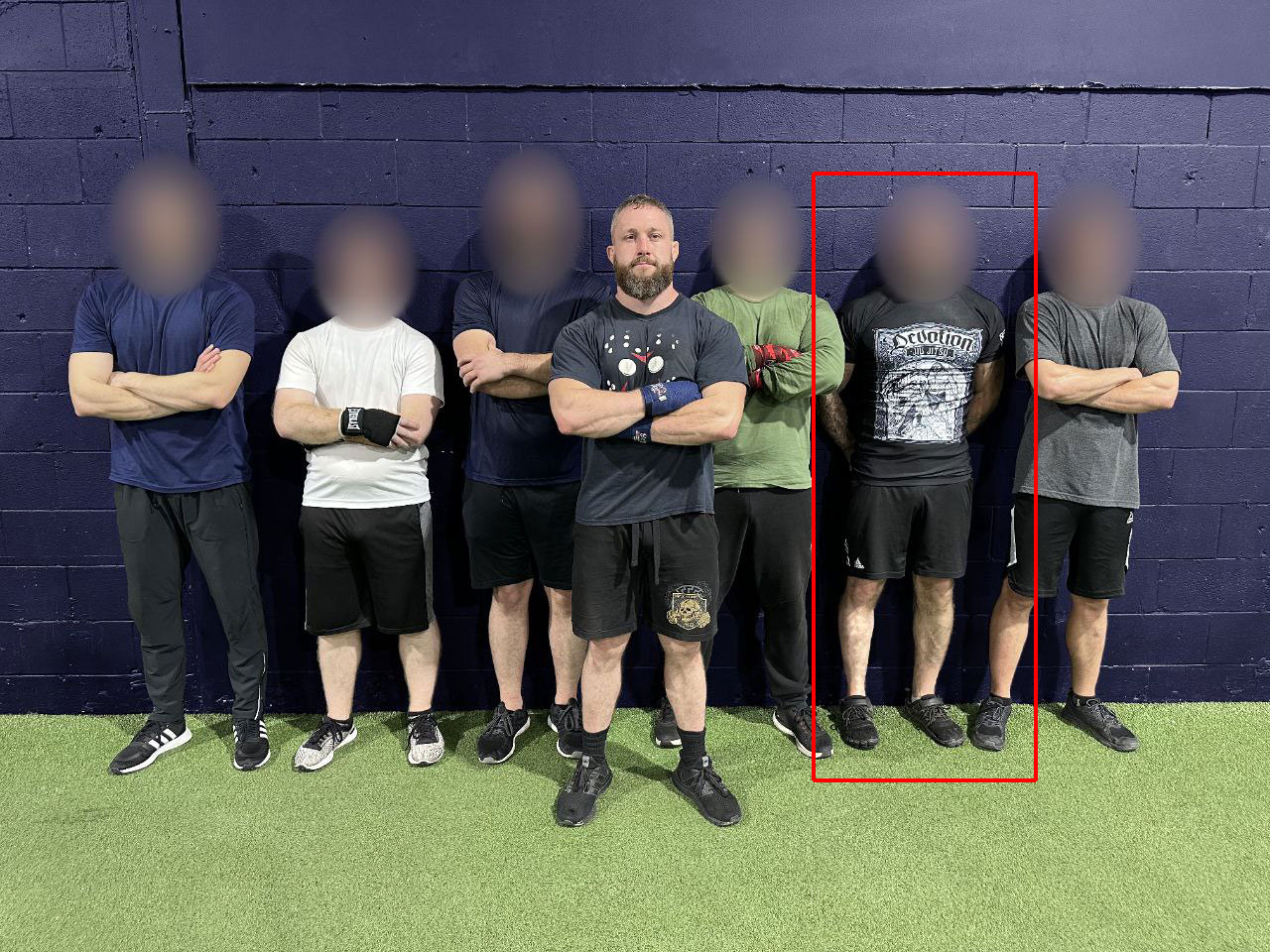 Photo de groupe du Frontenac Active Club prise au gym Alpha Athletika de Saint-Léonard et affichée sur la chaîne Telegram du groupuscule en octobre 2024. Martin Brouillette est encadré.