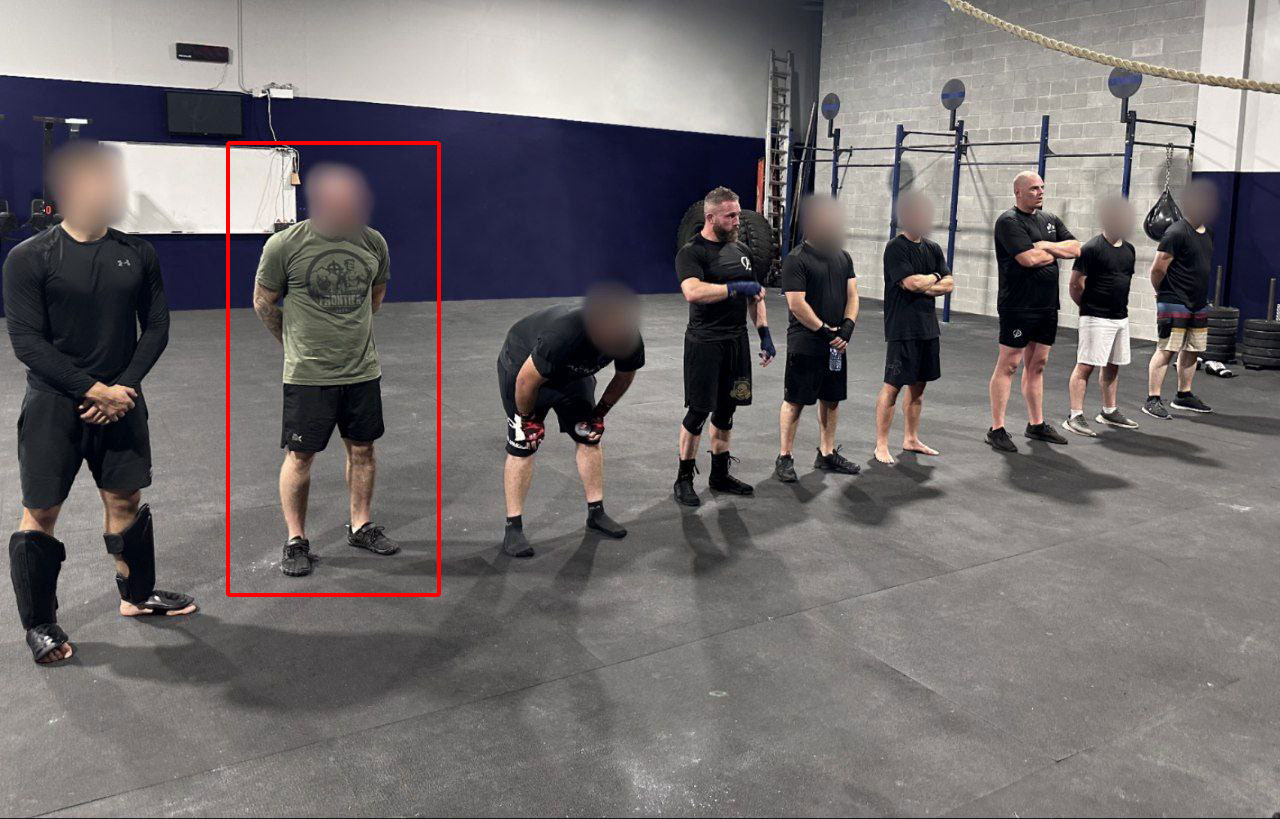 Martin Brouillette, encadré, est reconnaissable à sa manche de tatouage charactéristique. Ici lors d'une séance d'entraînement avec les membres et complices du Frontenac Active Club (dont Alex Vriend, chauve) au gym Alpha Athletika de Saint-Léonard, probablement sous la supervision de Giulio Zardo (hors cadre).