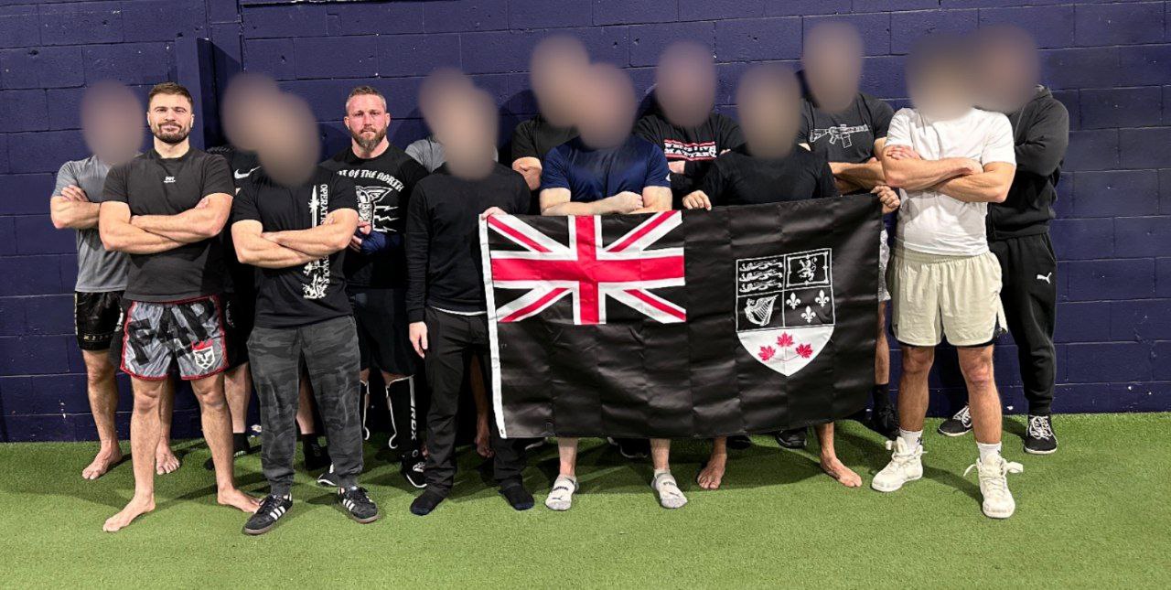 Photo de groupe du Frontenac Active Club avec des complices et sympathisants de l'extérieur, prise au gym Alpha Athletika, et affichée sur la chaîne Telegram du groupuscule le 31 décembre 2025. À gauche, à visage découvert, Raphaël Dinucci, de Laval.